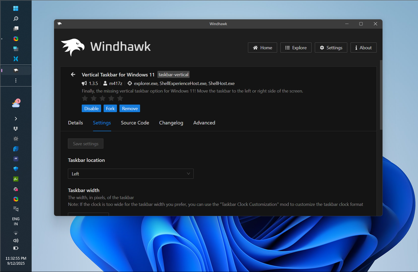 سطح مكتب Windows 11 مع شريط مهام عمودي وتطبيق Windhawk مفتوح