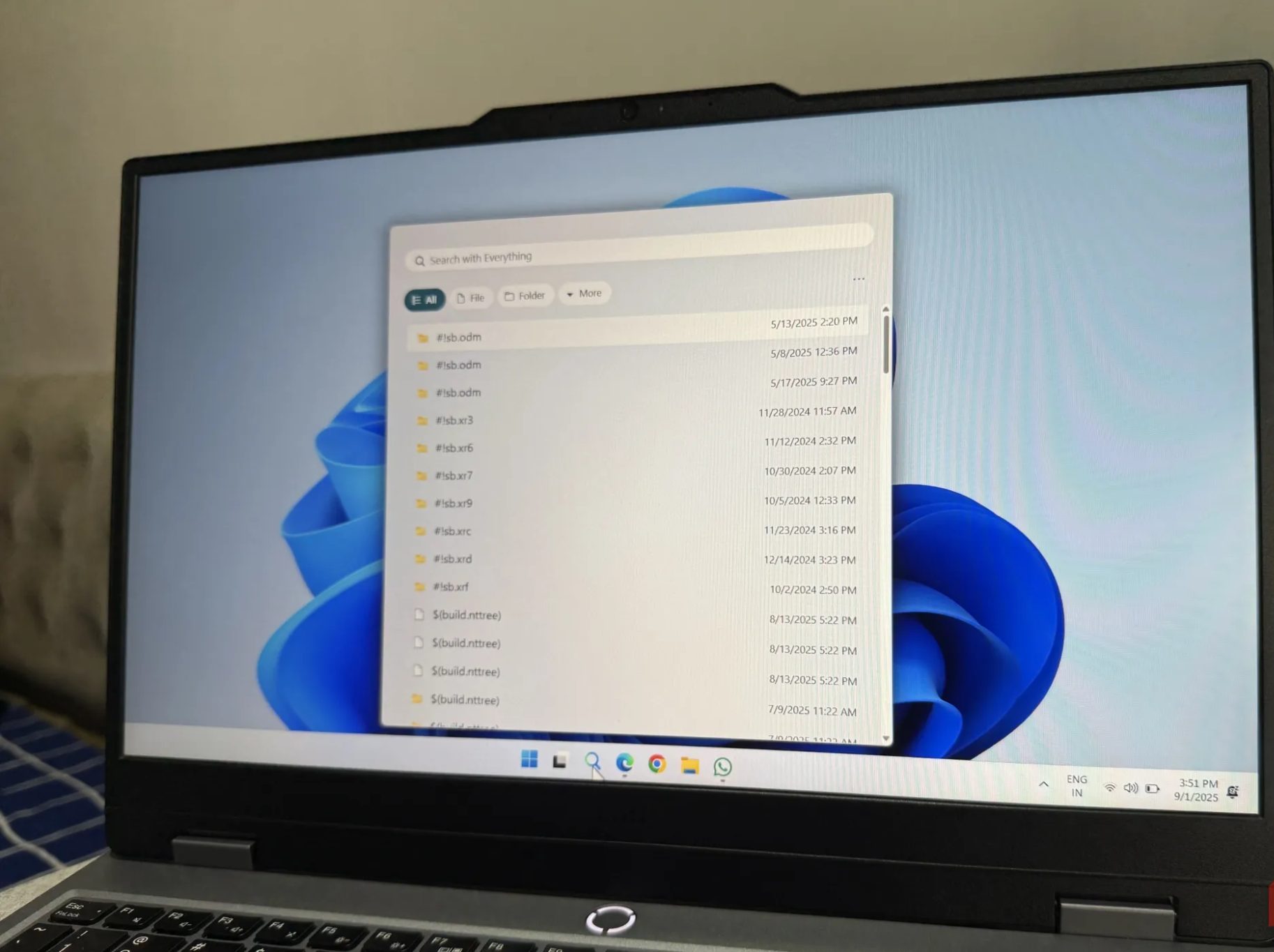 جهاز كمبيوتر محمول يعمل بنظام Windows ويعرض تطبيق Everything كبحث افتراضي