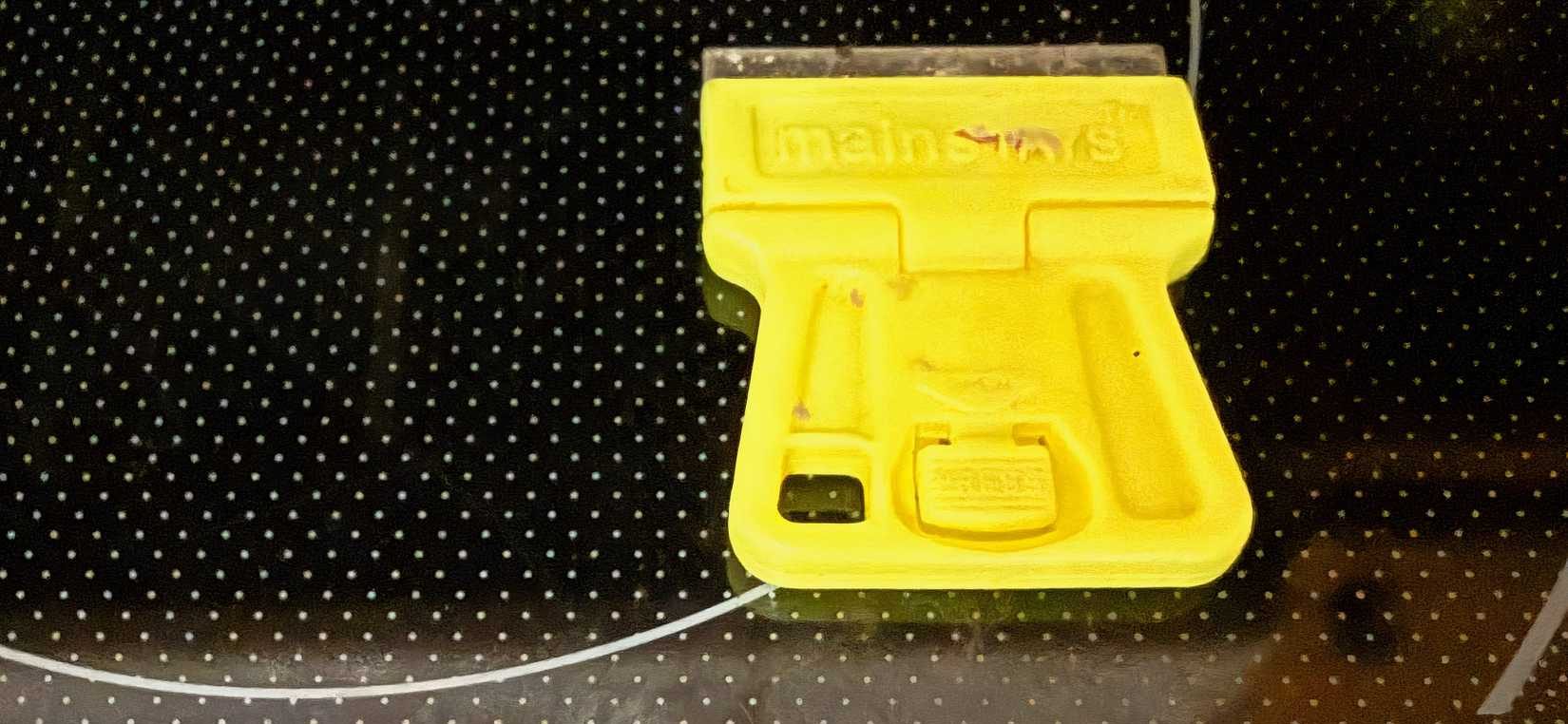 مكشطة بشفرة حلاقة صفراء موضوعة على سطح الموقد.