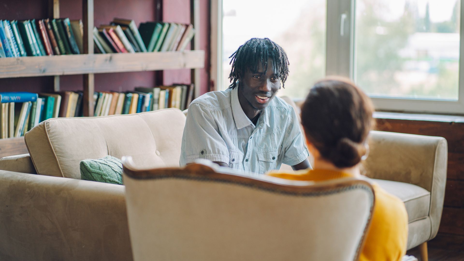 رجل يتحدث إلى مستشارة في جلسة علاج نفسي حول مشاكل نومه