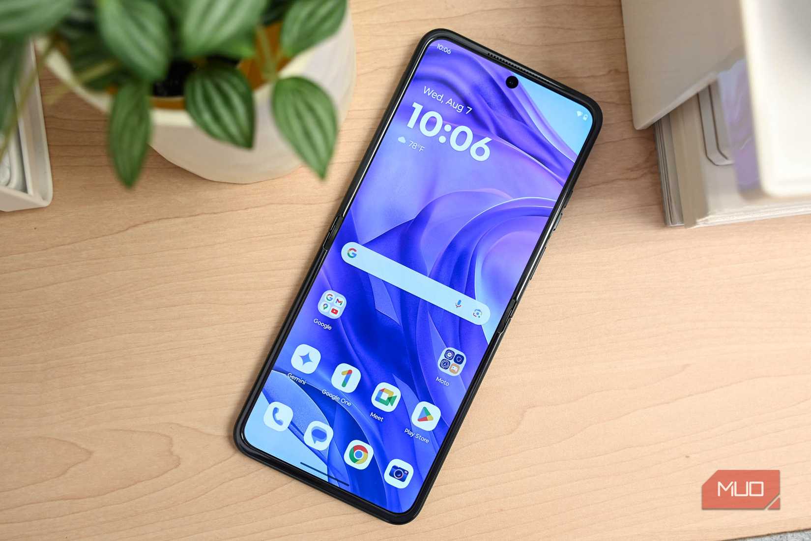 هاتف Motorola Razr+ على الشاشة الرئيسية