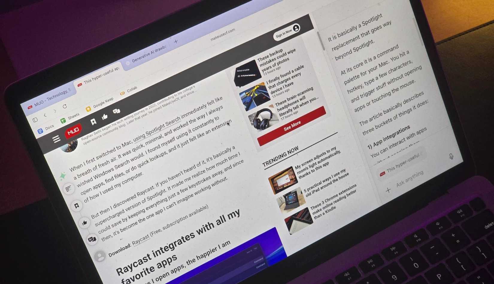 جهاز MacBook يعرض مقالًا من MakeUseOf مفتوحًا في ChatGPT Atlas