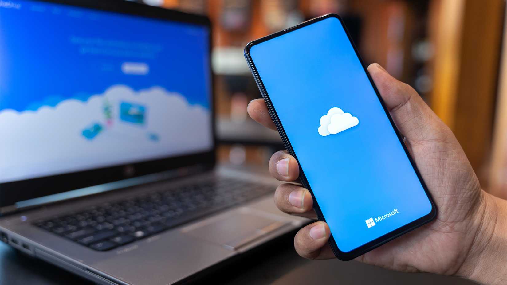Microsoft OneDrive على الهاتف والكمبيوتر المحمول