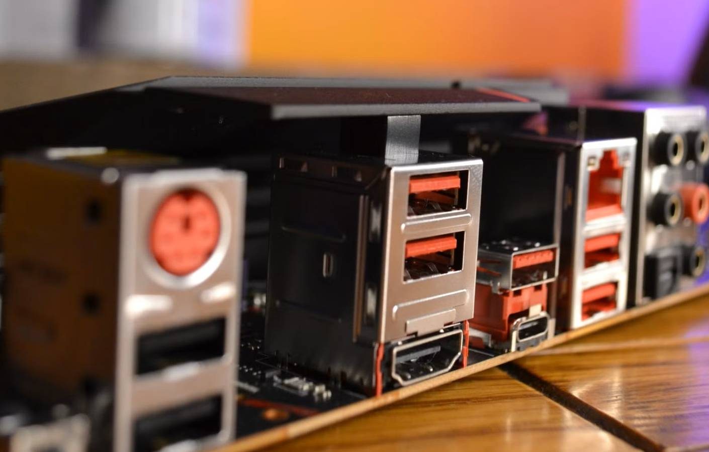 ماذا يعني لون منفذ USB الأحمر؟ شرح شامل لأسباب ظهور منافذ USB باللون الأحمر ودلالاتها المختلفة.