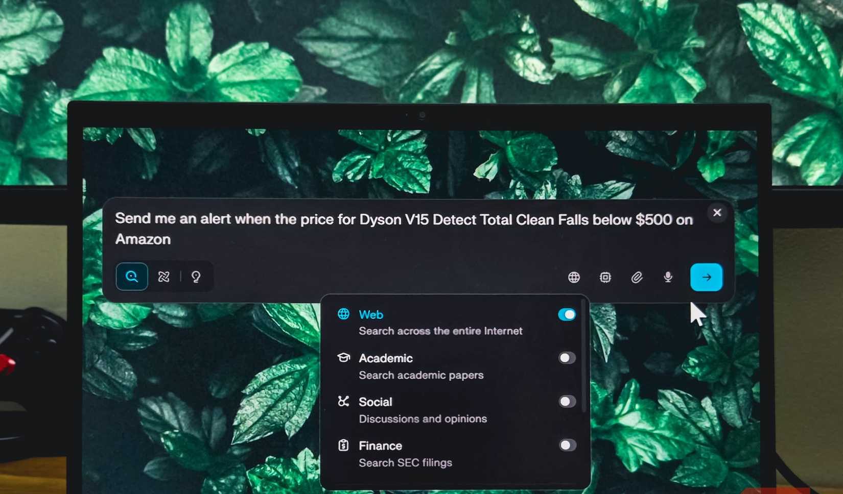 شريط بحث Perplexity مفتوح على جهاز كمبيوتر محمول HP يعمل بنظام Windows