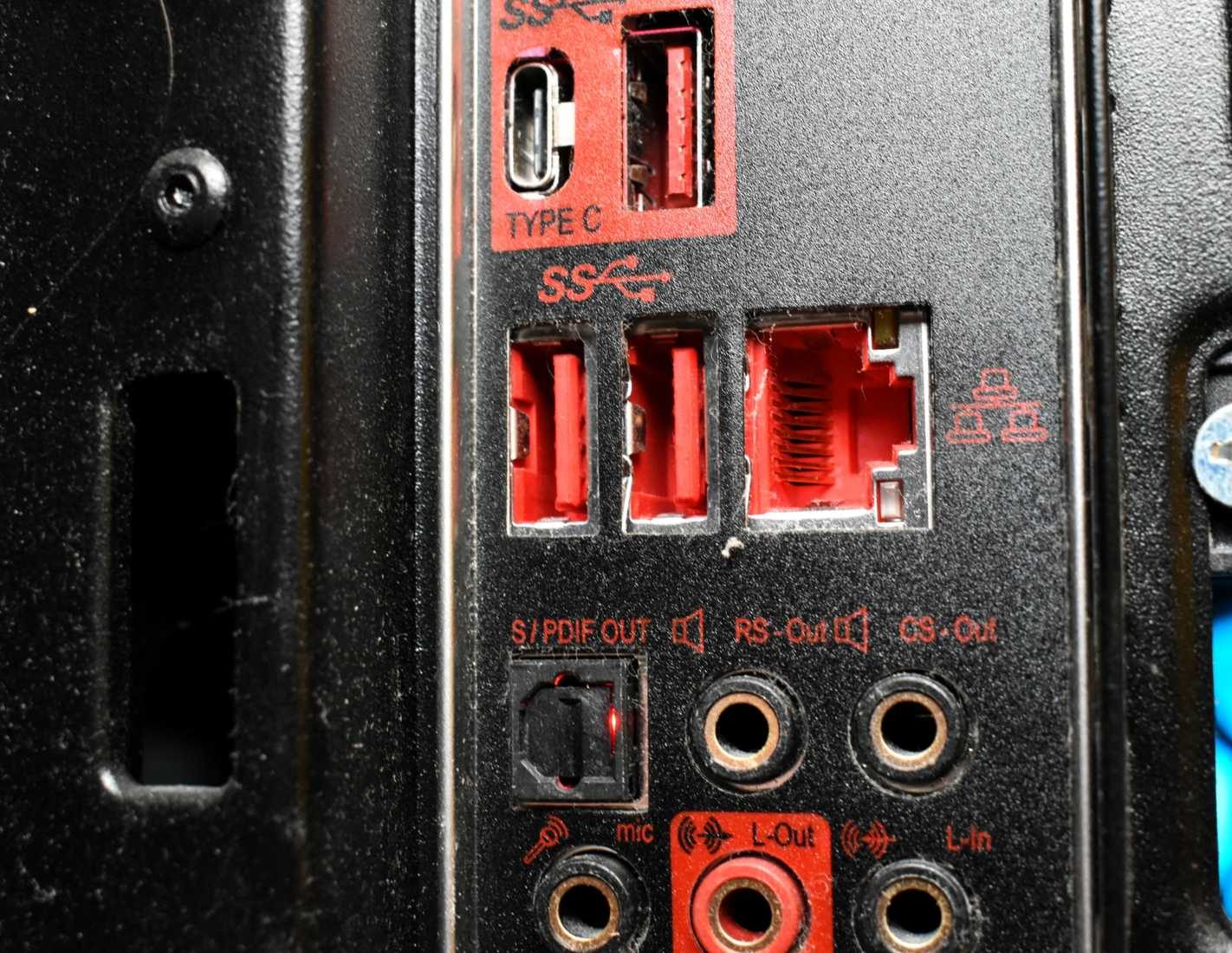 منافذ USB حمراء اللون على اللوحة الأم