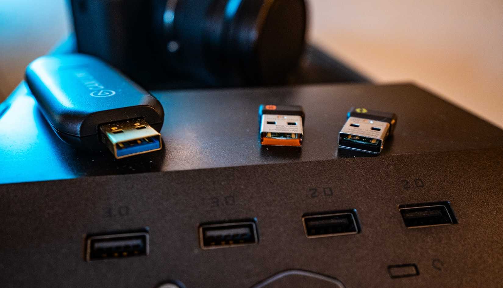 أجهزة USB موضوعة فوق جهاز كمبيوتر مزود بمنافذ USB 2.0 و 3.0