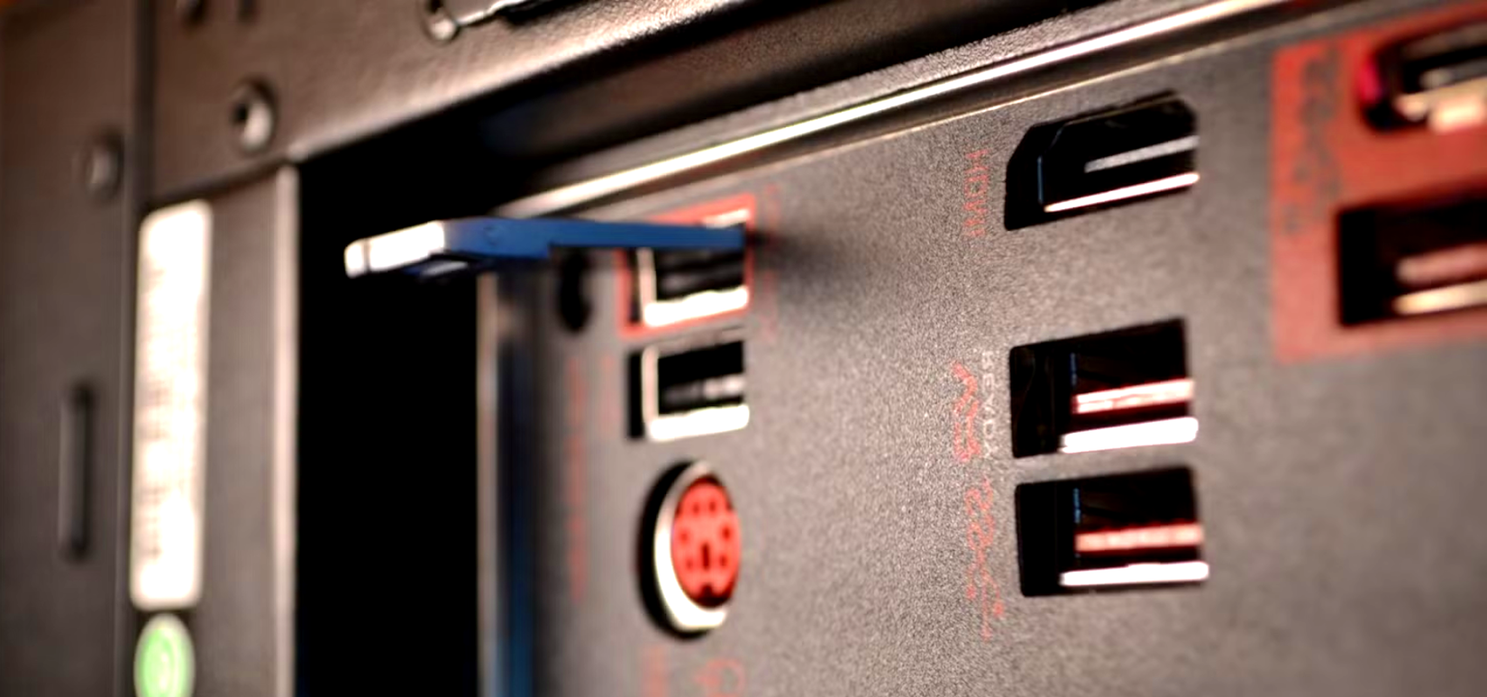 محرك أقراص فلاش USB مُدخل في منفذ BIOS فلاش للوحة الأم.