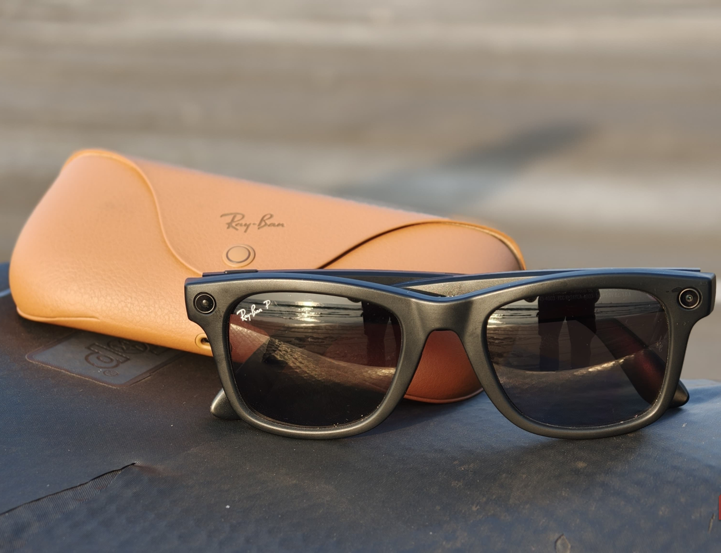 نظارات Meta Ray-Ban الذكية مع علبة الشحن البنية