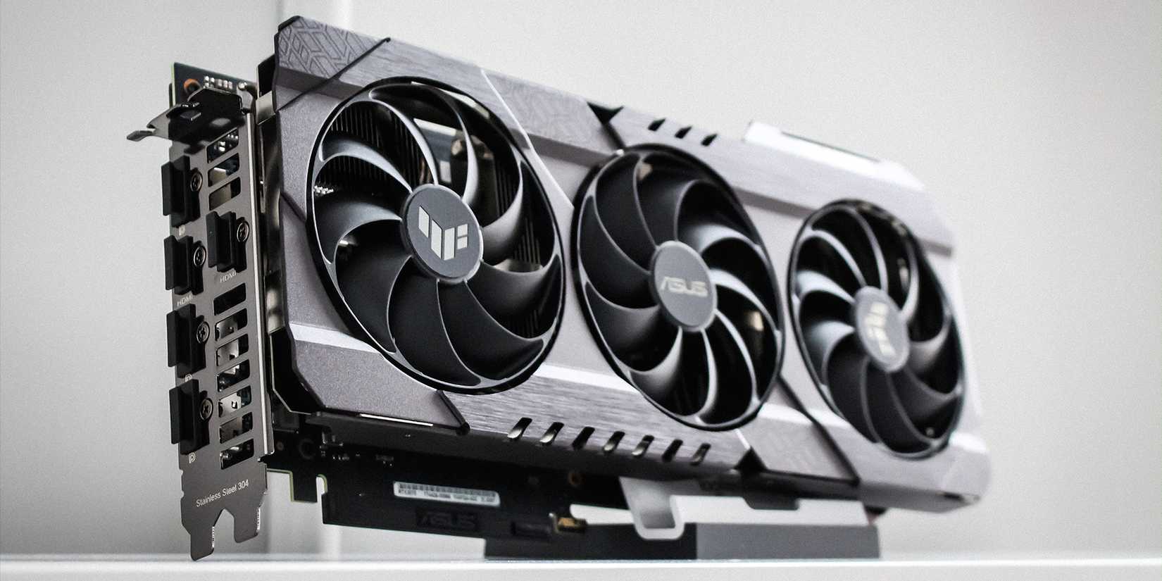بطاقة Asus RTX 3070 موضوعة على مكتب