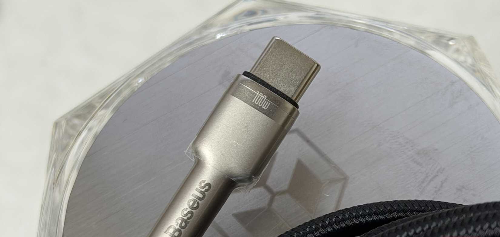 لقطة مقربة لكابل USB-C بقوة 100 واط