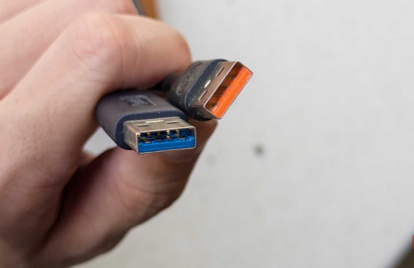 لقطة مقربة لموصلات USB3 و USB2 بجانب بعضها البعض-1