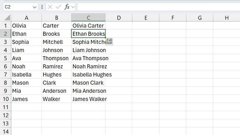 دمج الاسم الأول والأخير باستخدام Flash Fill في Excel