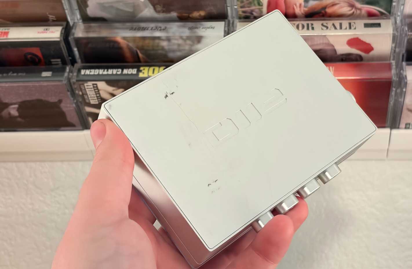 الخدوش على الجزء الخلفي من مشغل الكاسيت Fiio CP13.