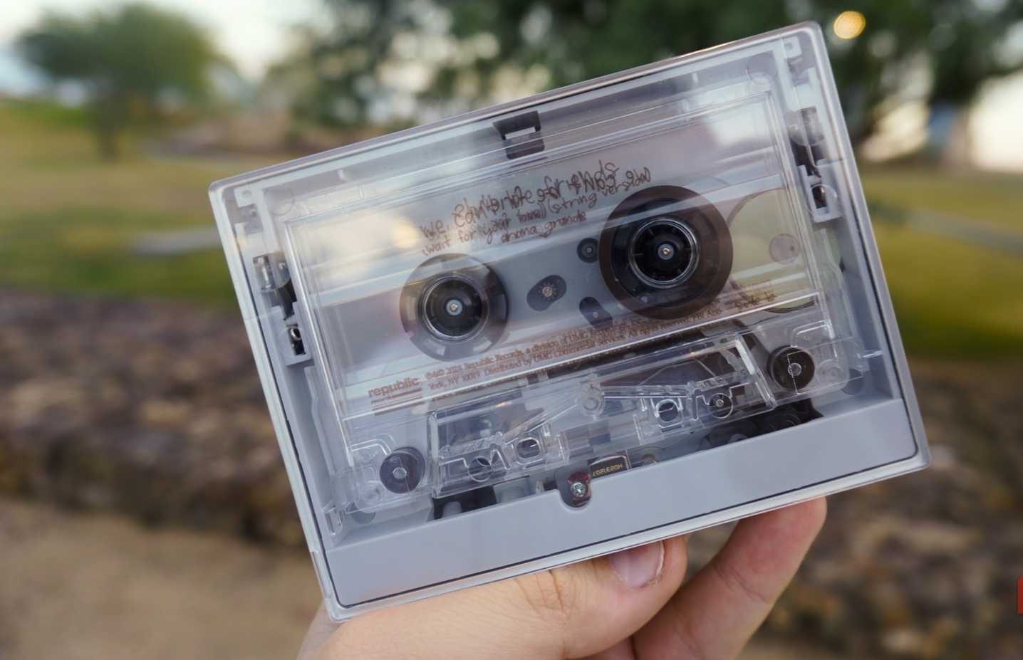 جهاز Fiio CP13 مع شريط كاسيت شفاف بالداخل.