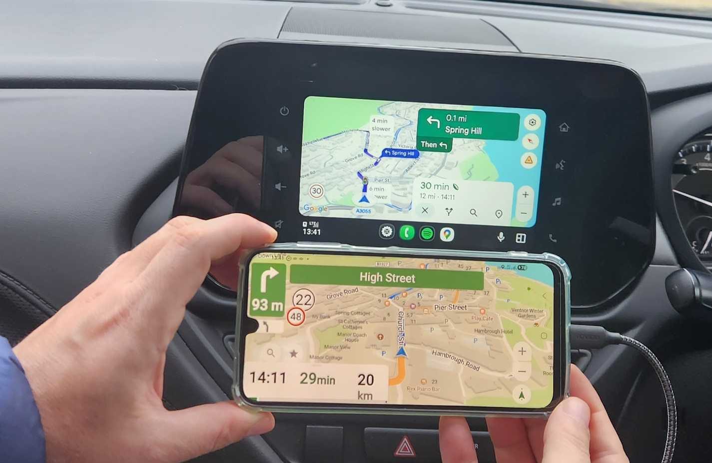 مقارنة بين واجهتي Google Maps و CoMaps.