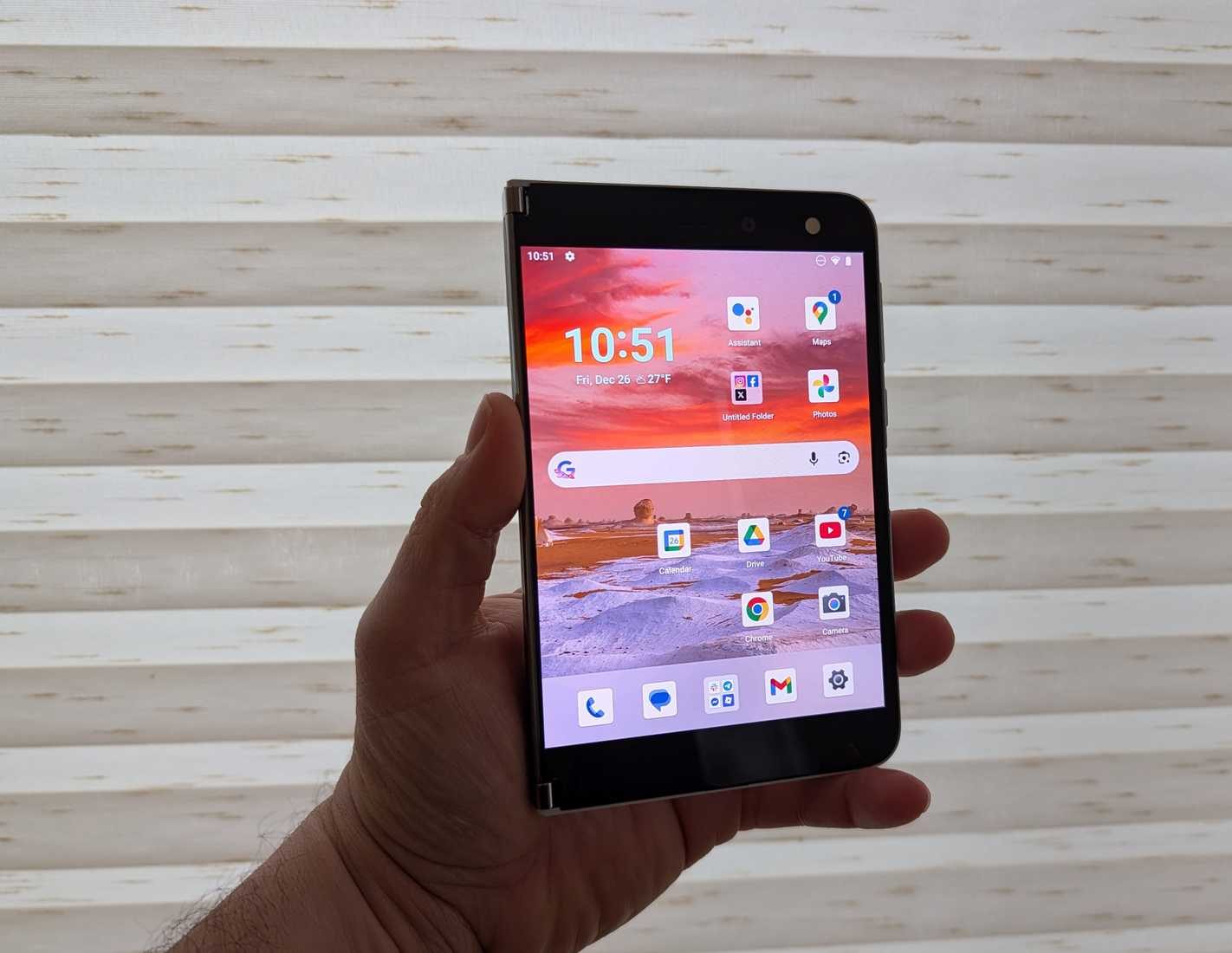 Surface Duo مفتوح جزئيًا