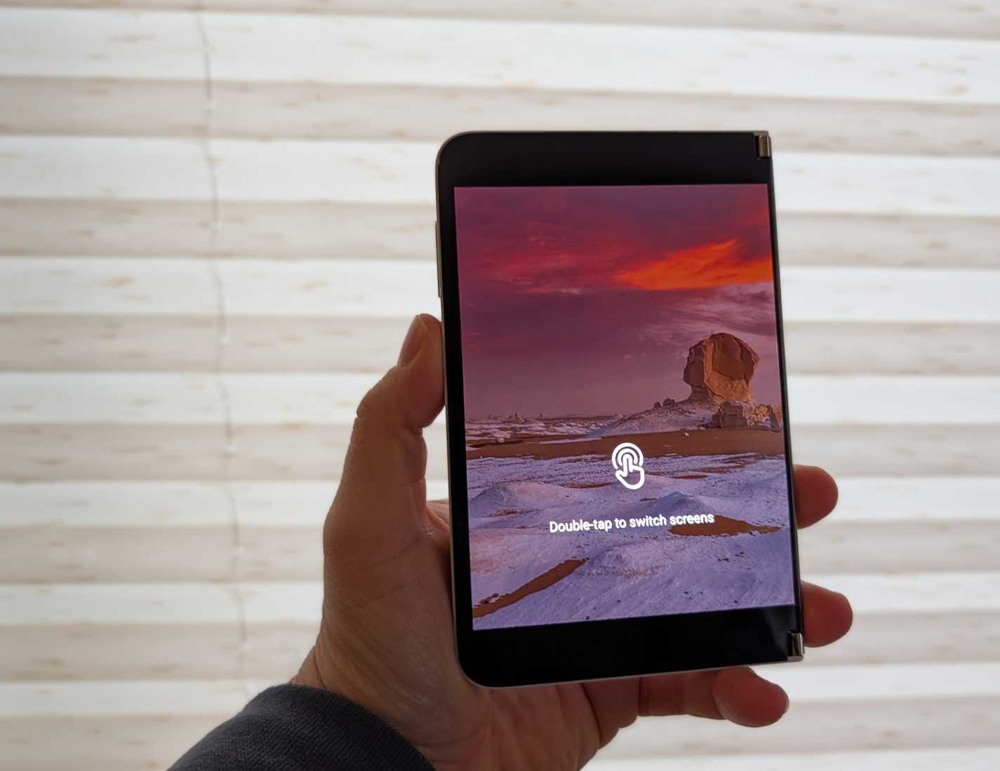 استخدام Surface Duo وهو مغلق