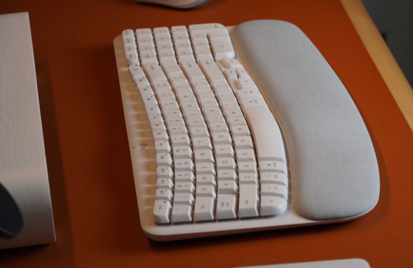 منظر جانبي للوحة مفاتيح لوجيتك ويف كيز.