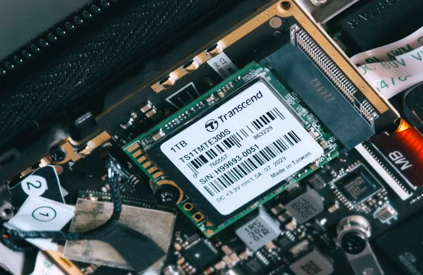 وحدة تخزين M.2 SSD مثبتة في اللوحة الأم.