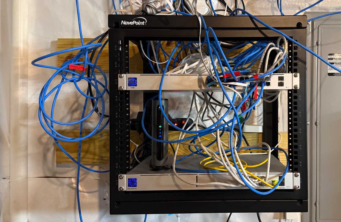 فوضى كابلات مفتاح الشبكة