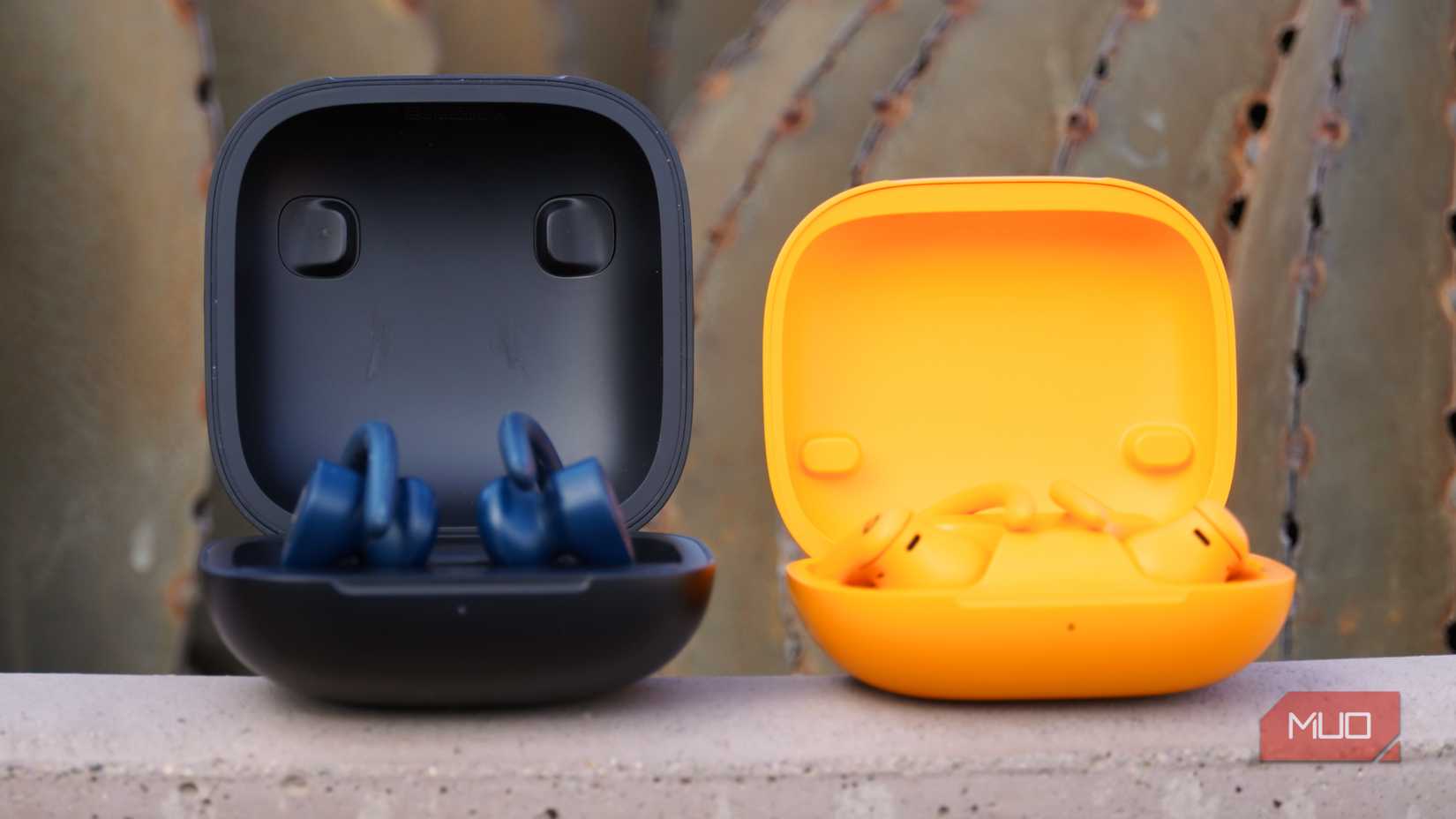 جيلان من Powerbeats Pro في علبتهما.