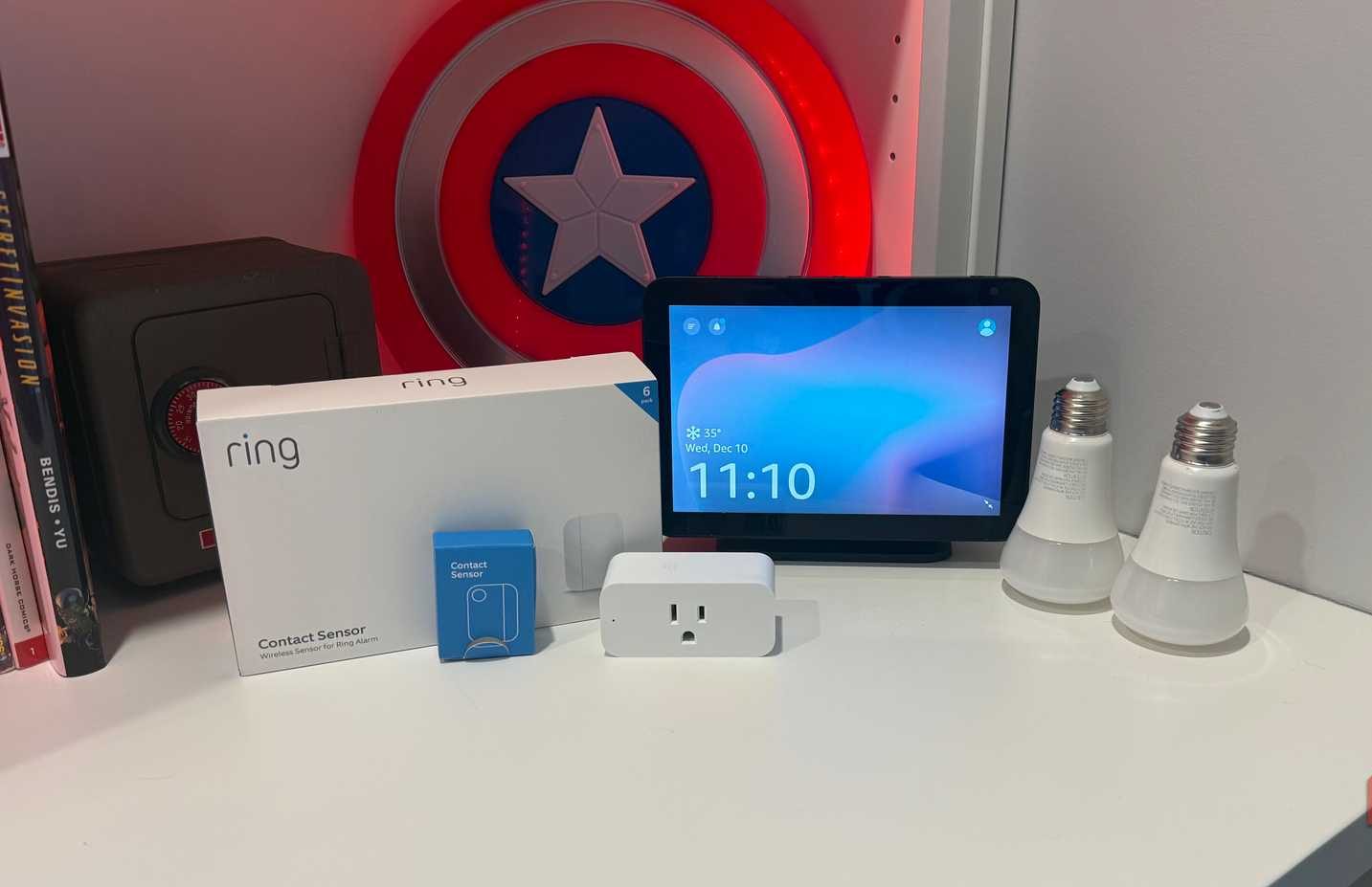 العديد من أدوات المنزل الذكي على مكتب مع جهاز Echo Show 8