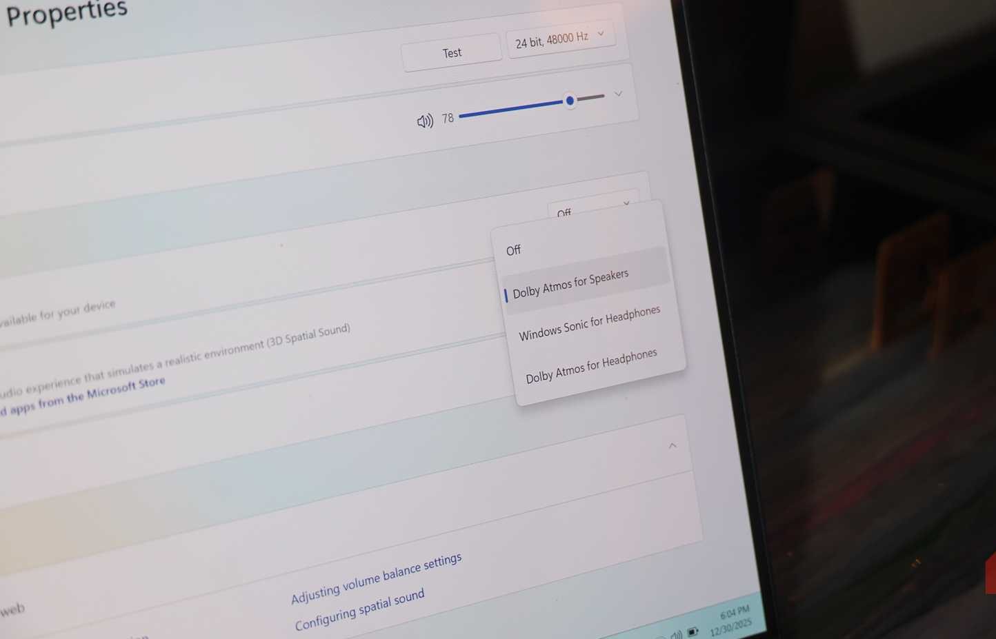 تغيير أوضاع الصوت المكاني على جهاز كمبيوتر محمول يعمل بنظام Windows.