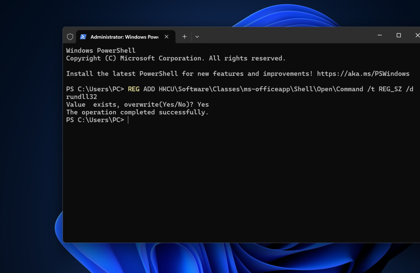 نافذة Windows PowerShell تعمل كمسؤول مع أمر لتجاوز اختصار Copilot.