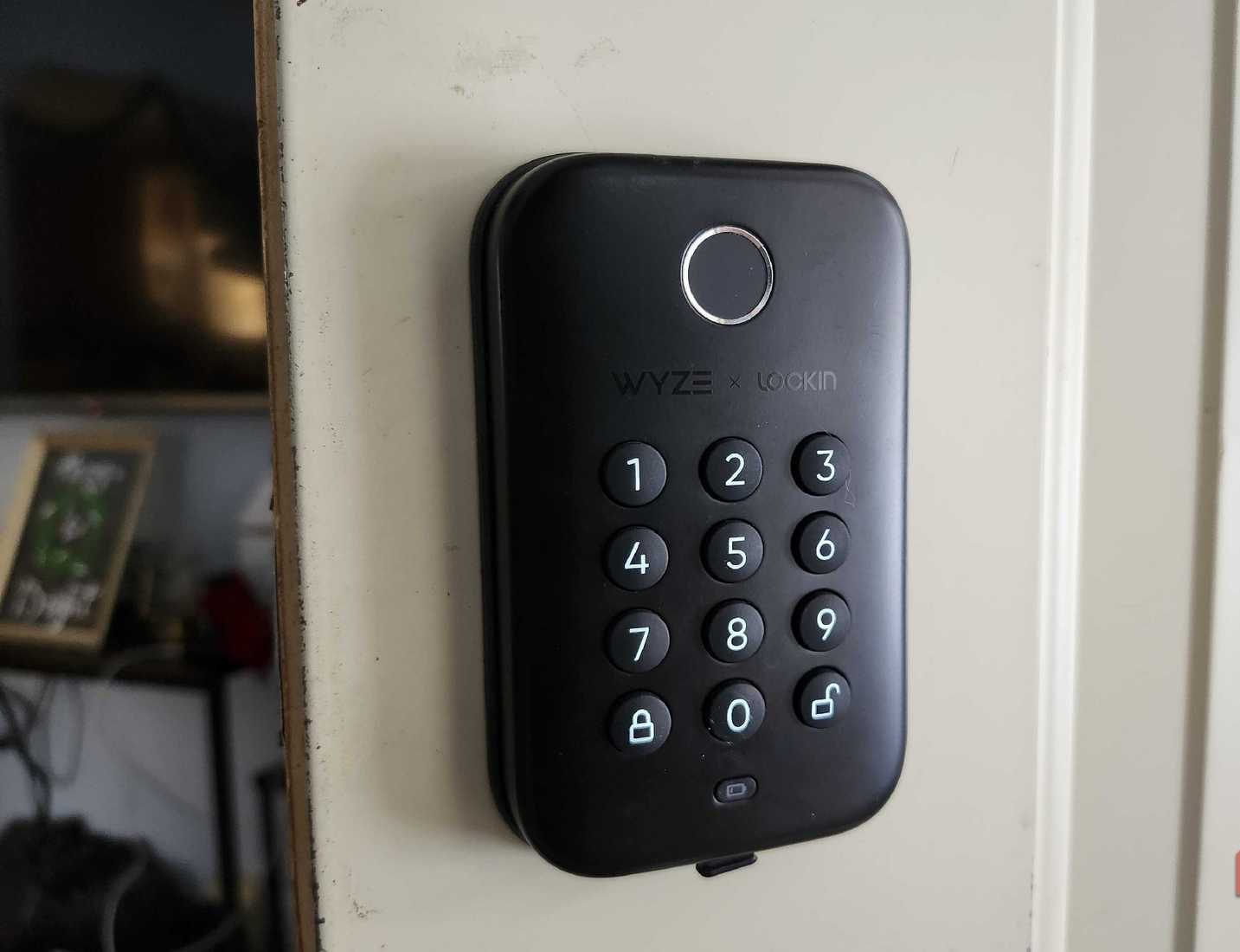 قفل Wyze من زاوية، يظهر الأزرار وقارئ بصمة الإصبع